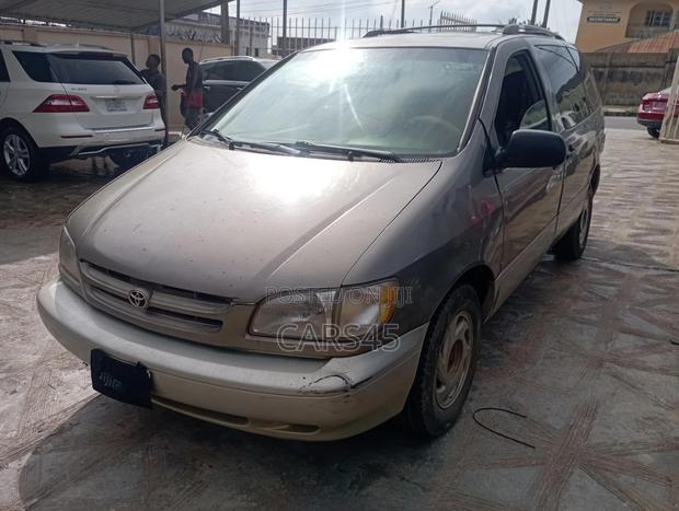 Toyota Sienna 1999 Brown