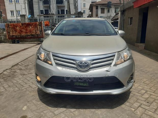 Toyota Avensis 2014 Silver
