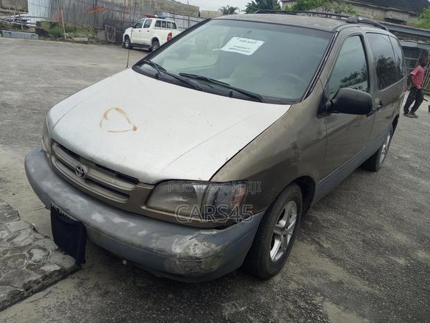 Toyota Sienna LE 4dr 1999 Gold