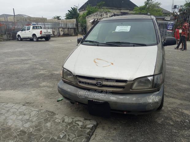 Toyota Sienna LE 4dr 1999 Gold