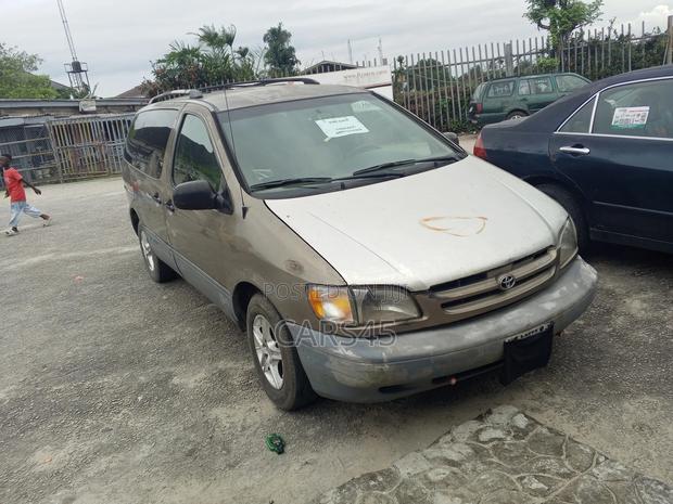 Toyota Sienna LE 4dr 1999 Gold