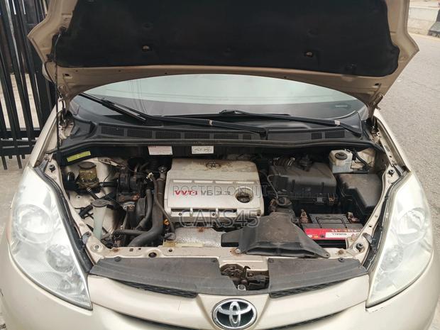 Toyota Sienna 2006 Gold