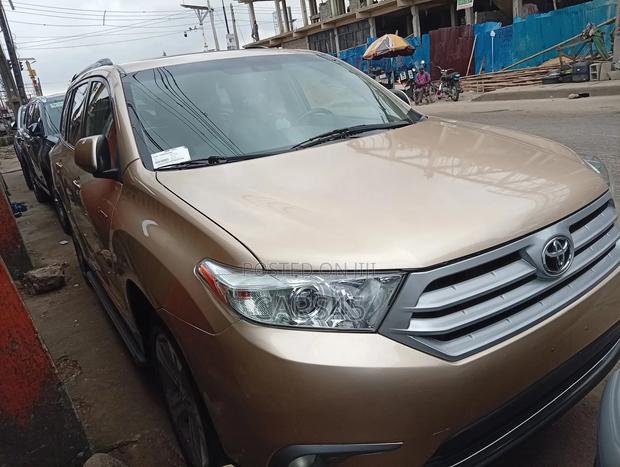 Toyota Highlander 2012 Gold