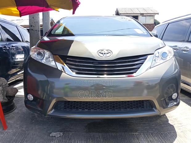 Toyota Sienna 2011 Green