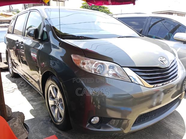 Toyota Sienna 2011 Green