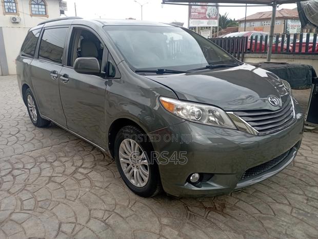 Toyota Sienna 2012 Gray