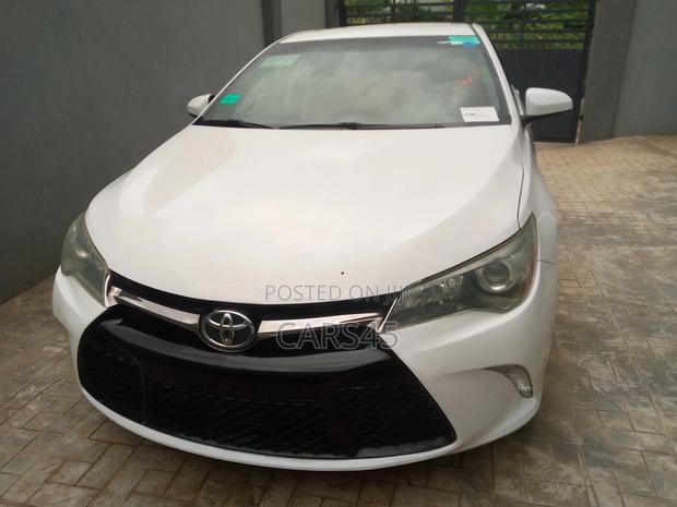 Toyota Camry SE 4dr Sedan (2.5L 4cyl 6A) 2016 White