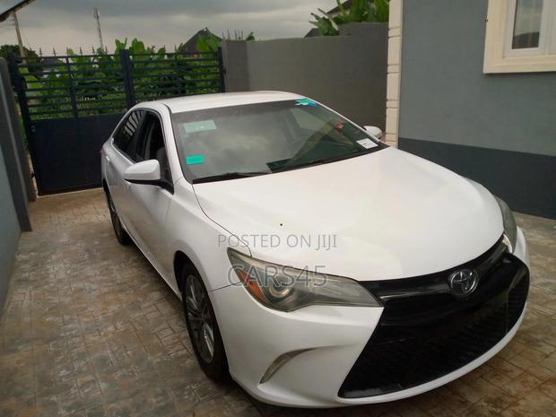 Toyota Camry SE 4dr Sedan (2.5L 4cyl 6A) 2016 White