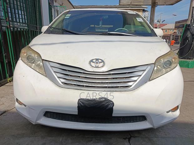 Toyota Sienna 2011 White