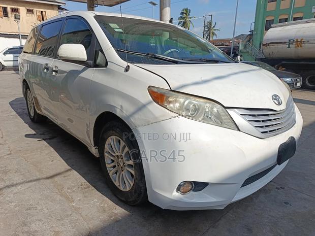 Toyota Sienna 2011 White
