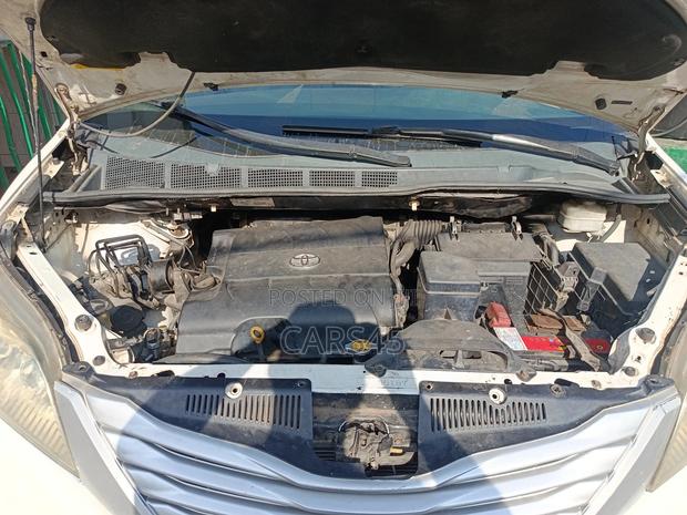 Toyota Sienna 2011 White