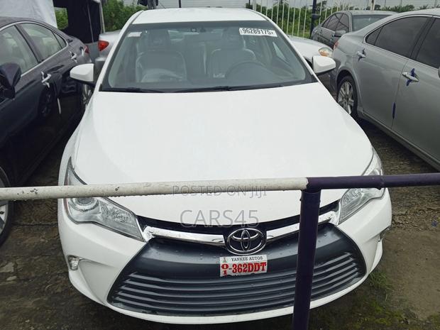 Toyota Camry XLE 4dr Sedan (2.5L 4cyl 6A) 2017 White
