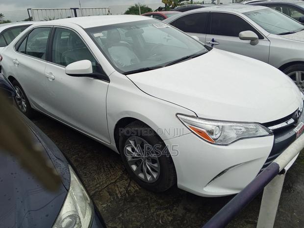Toyota Camry XLE 4dr Sedan (2.5L 4cyl 6A) 2017 White