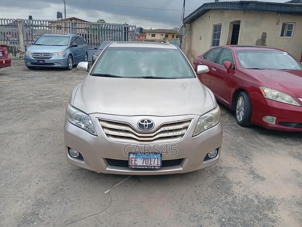 Toyota Camry XLE 4dr Sedan (2.5L 4cyl 6A) 2011 Gold