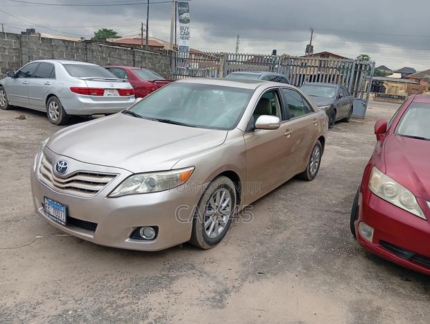 Toyota Camry XLE 4dr Sedan (2.5L 4cyl 6A) 2011 Gold