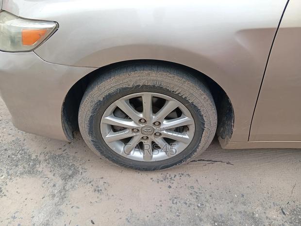Toyota Camry XLE 4dr Sedan (2.5L 4cyl 6A) 2011 Gold