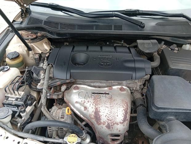 Toyota Camry XLE 4dr Sedan (2.5L 4cyl 6A) 2011 Gold