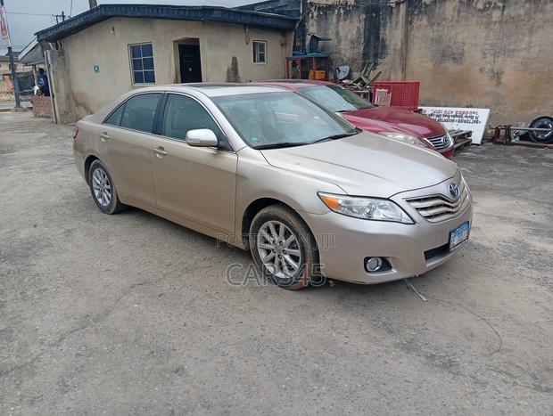 Toyota Camry XLE 4dr Sedan (2.5L 4cyl 6A) 2011 Gold