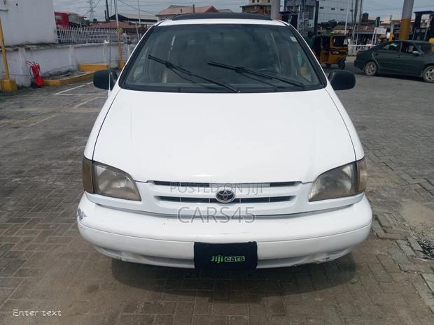 Toyota Sienna 2000 White