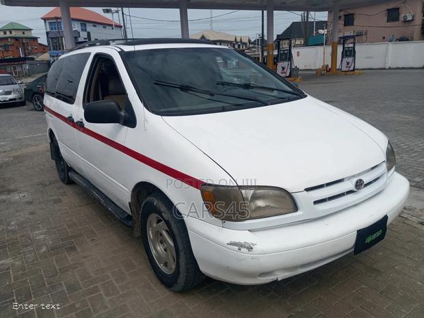 Toyota Sienna 2000 White