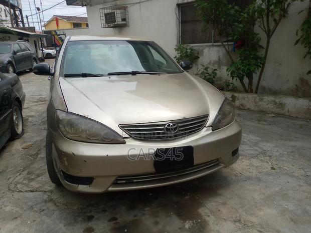 Toyota Camry LE 4dr Sedan (2.4L 4cyl 4A) 2004 Gold