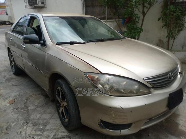 Toyota Camry LE 4dr Sedan (2.4L 4cyl 4A) 2004 Gold
