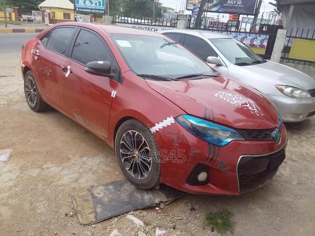 Toyota Corolla 2015 Red