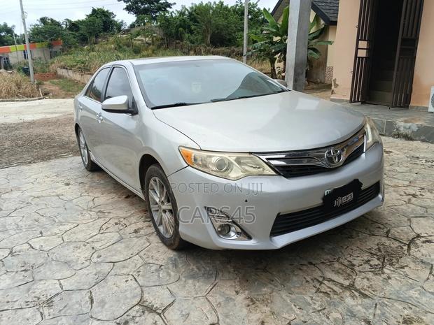 Toyota Camry XLE V6 4dr Sedan (3.5L 6cyl 6A) 2012 Gray
