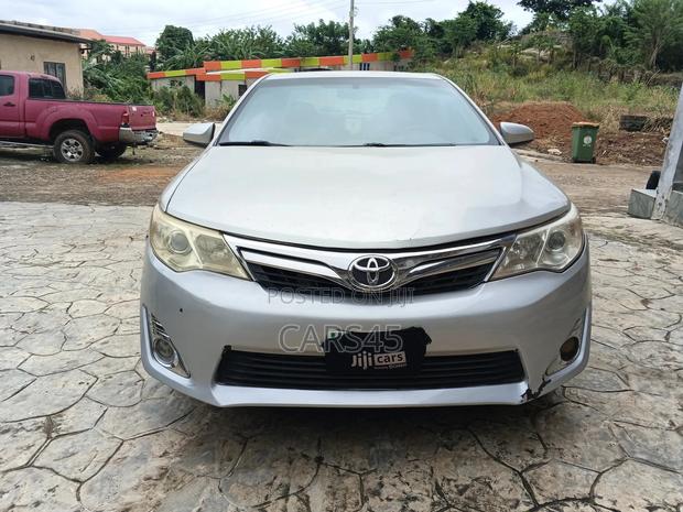 Toyota Camry XLE V6 4dr Sedan (3.5L 6cyl 6A) 2012 Gray