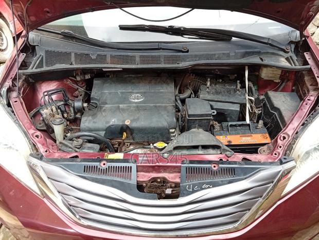 Toyota Sienna 2011 Red
