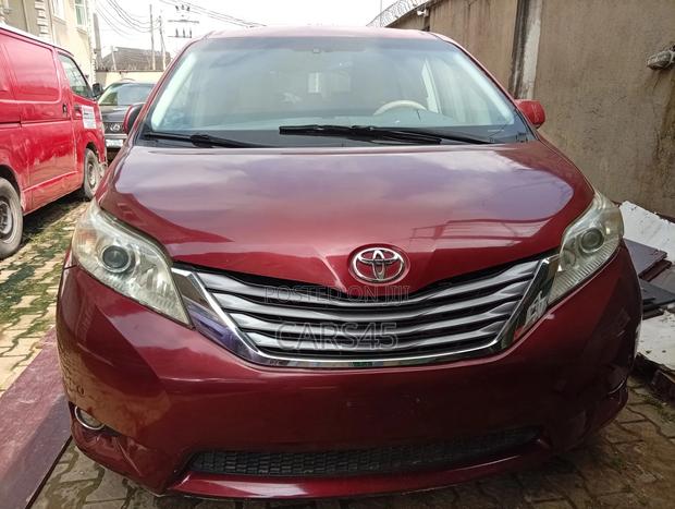 Toyota Sienna 2011 Red