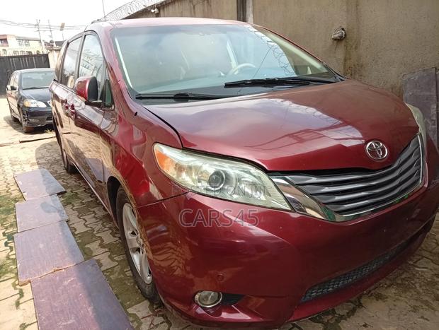 Toyota Sienna 2011 Red