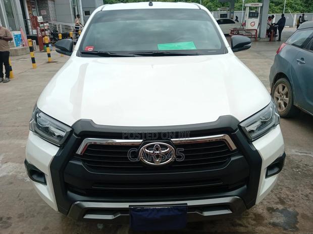 Toyota Hilux 2021 White