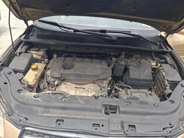 Toyota RAV4 2010 Gold