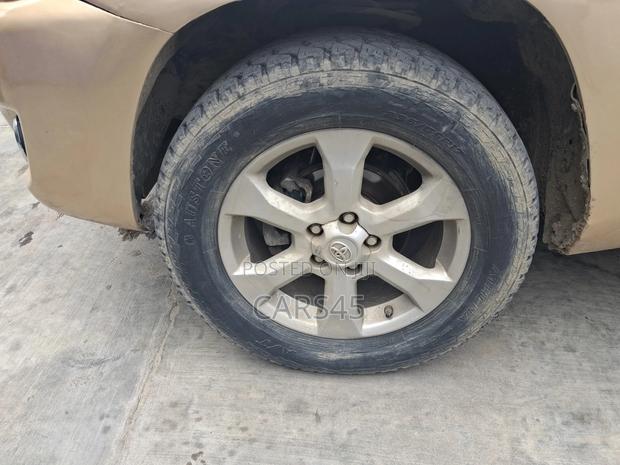 Toyota RAV4 2010 Gold