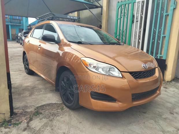 Toyota Matrix 2010 Gold