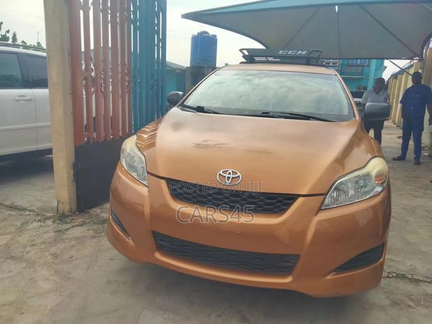 Toyota Matrix 2010 Gold
