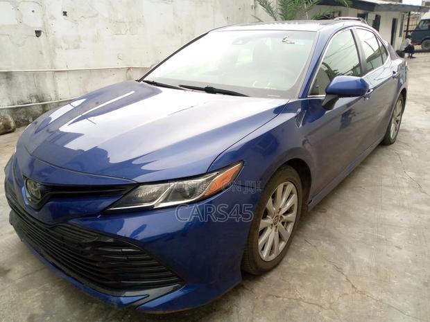 Toyota Camry LE FWD (2.5L 4cyl 8AM) 2018 Blue