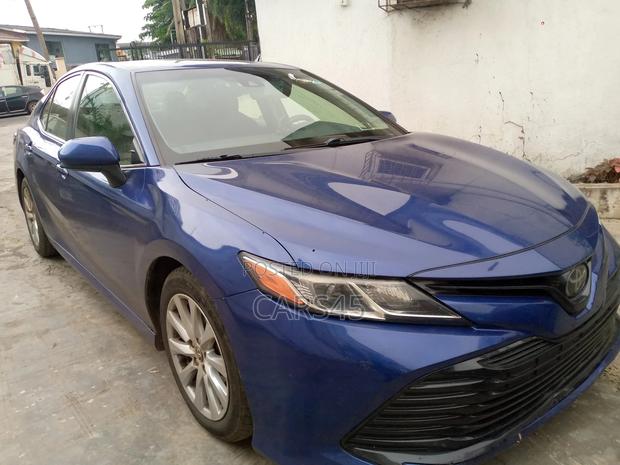 Toyota Camry LE FWD (2.5L 4cyl 8AM) 2018 Blue