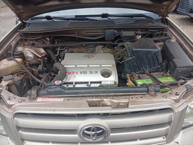 Toyota Highlander 2004 Gold