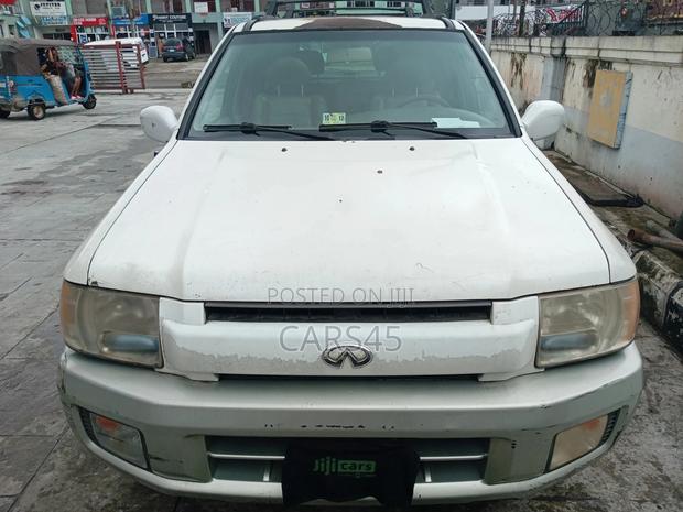 Infiniti QX4 2002 White
