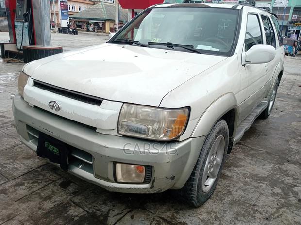 Infiniti QX4 2002 White