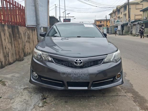 Toyota Camry SE V6 4dr Sedan (3.5L 6cyl 6A) 2013 Gray