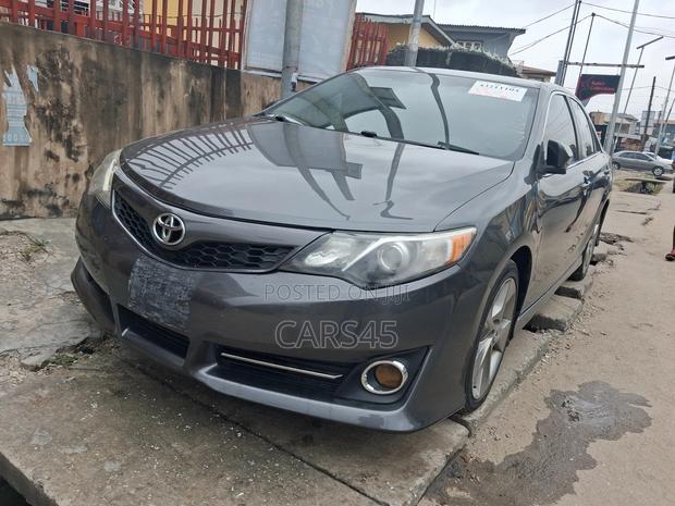 Toyota Camry SE V6 4dr Sedan (3.5L 6cyl 6A) 2013 Gray