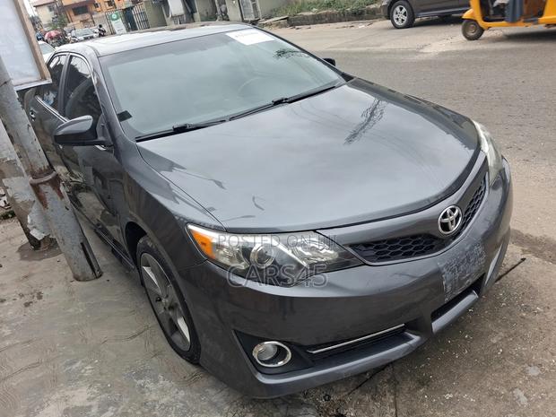 Toyota Camry SE V6 4dr Sedan (3.5L 6cyl 6A) 2013 Gray