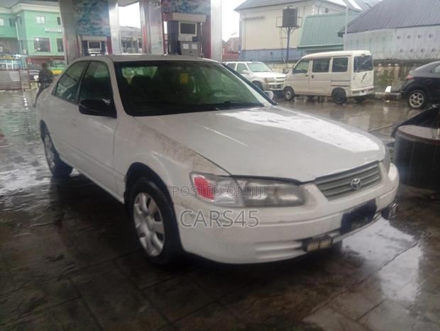 Toyota Camry 2000 White