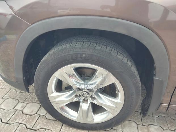 Toyota Highlander 2019 Brown