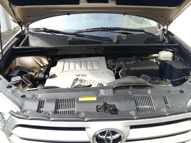 Toyota Highlander Limited 2012 Gold