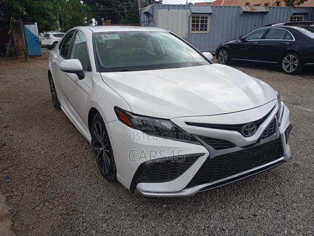 Toyota Camry 2019 White
