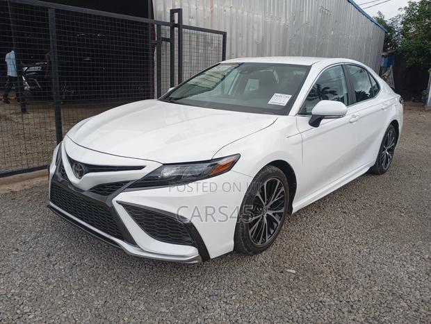 Toyota Camry 2019 White